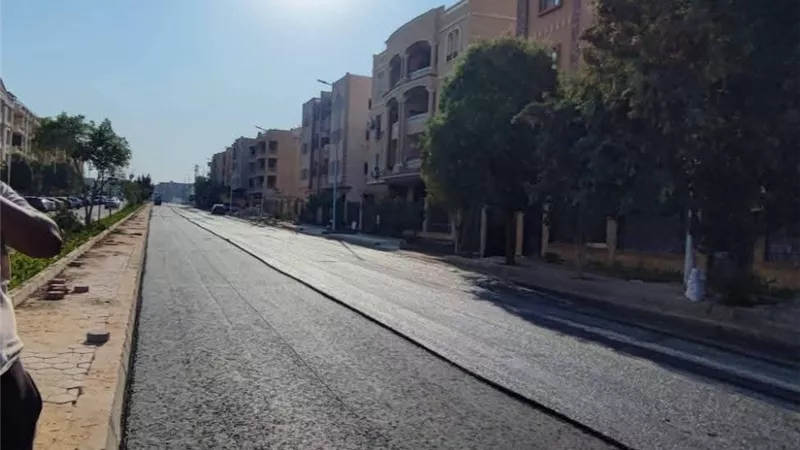 رئيس جهاز الشروق يتابع أعمال رصف محور سكن مصر.. ويؤكد: التطوير مستمر ليلًا ونهارًا