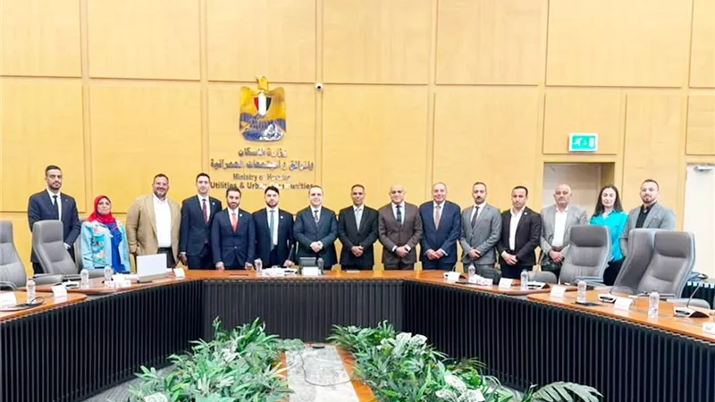 نائب وزيرة الإسكان يبحث مع مدن مصر وباركن الإماراتية فرص تطوير وإدارة منظومة مواقف السيارات بالمدن الجديدة