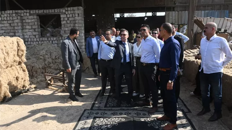 وزير الصناعة يختتم زيارته لمحافظة الغربية بتفقد مصنعين لغزول الكتان ومشتقاته بقرية شبرا ملس