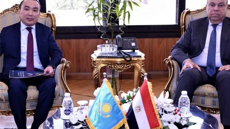 وزير الطيران يبحث مع سفير كازاخستان تعزيز الربط الجوي وتنشيط السياحة بين البلدين