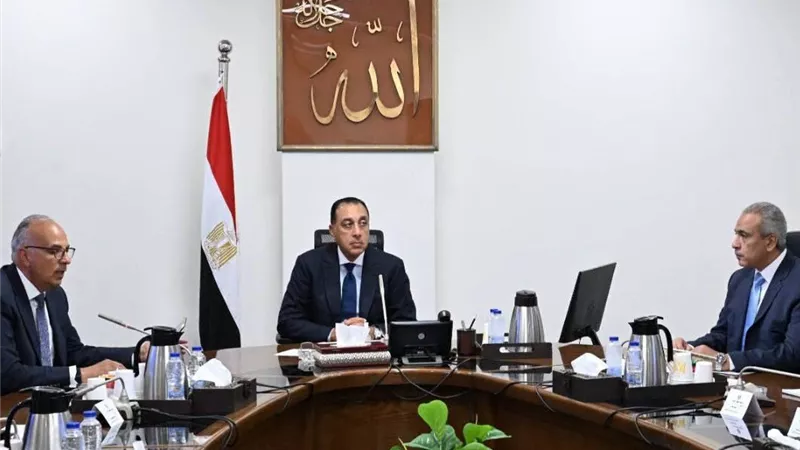 رئيس الوزراء يتابع جهود الدولة لحماية الشواطئ ومخطط استعادة شواطئ الإسكندرية