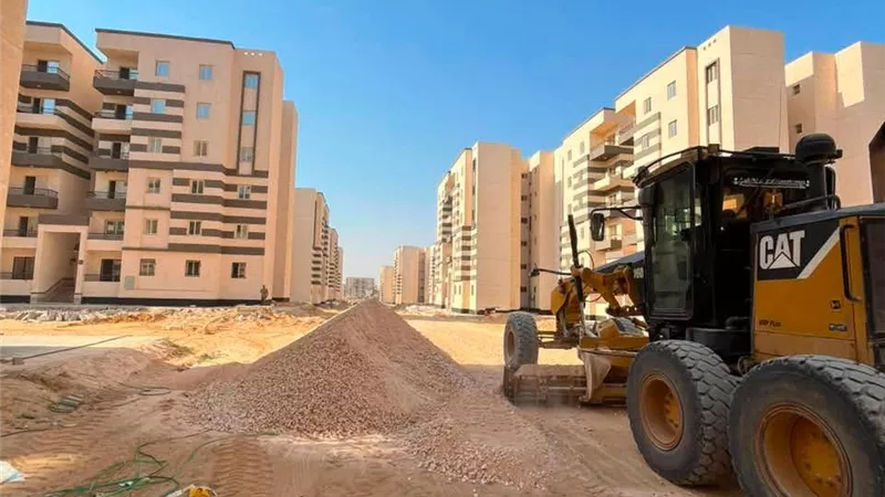 العبور الجديدة تواصل أعمال رفع كفاءة الطرق والمرافق والإنارة والمسطحات الخضراء