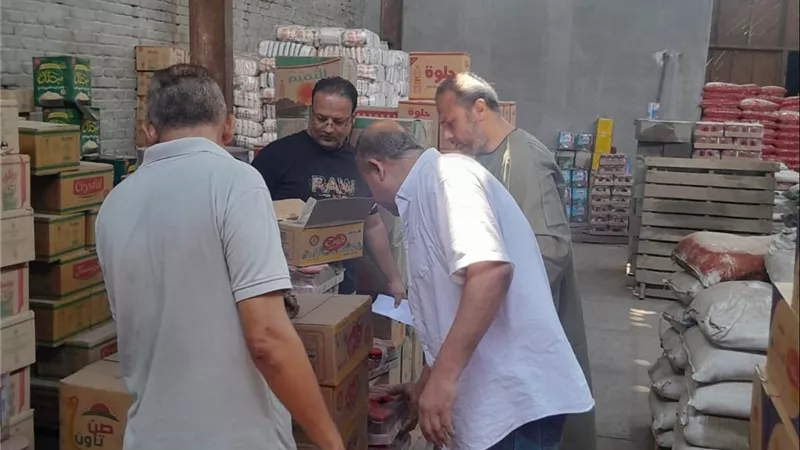 ضبط 10 مخالفات تموينية بالقاهرة..حملات رقابية تصادر سلعًا منتهية الصلاحية وبدون بيانات