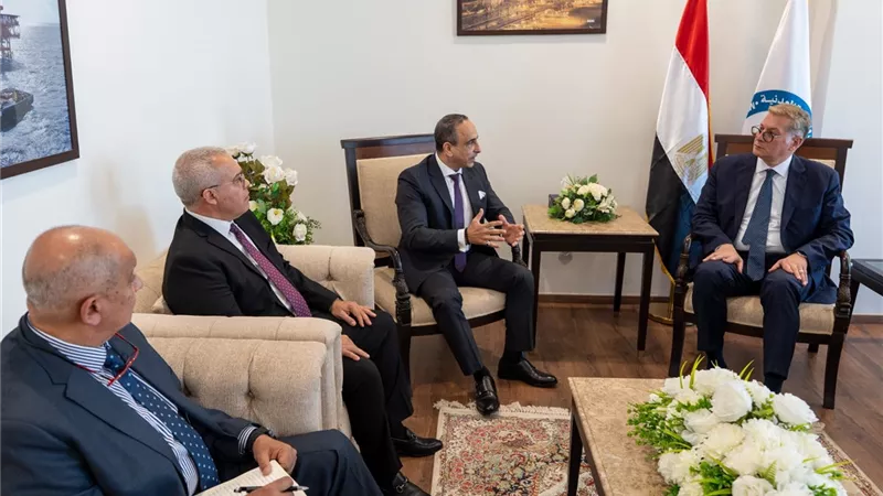 وزير البترول يبحث مع هاليبرتون زيادة الإنتاج بأساليب الحفر الأفقي والتكسير الهيدروليكي