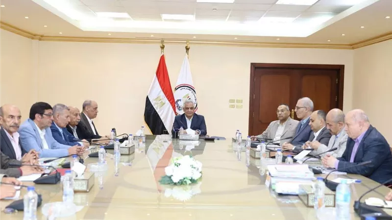 وزير الدولة للإنتاج الحربي يبحث مستجدات الإنتاج وخطط تطوير الشركات التابعة