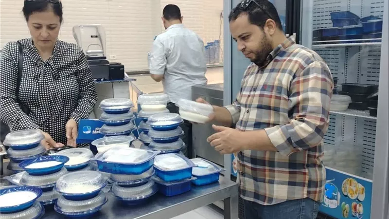 «مخلفات قوارض وحشرات» داخل حلويات براند شهير..تموين الفيوم يضبط كميات غير صالحة