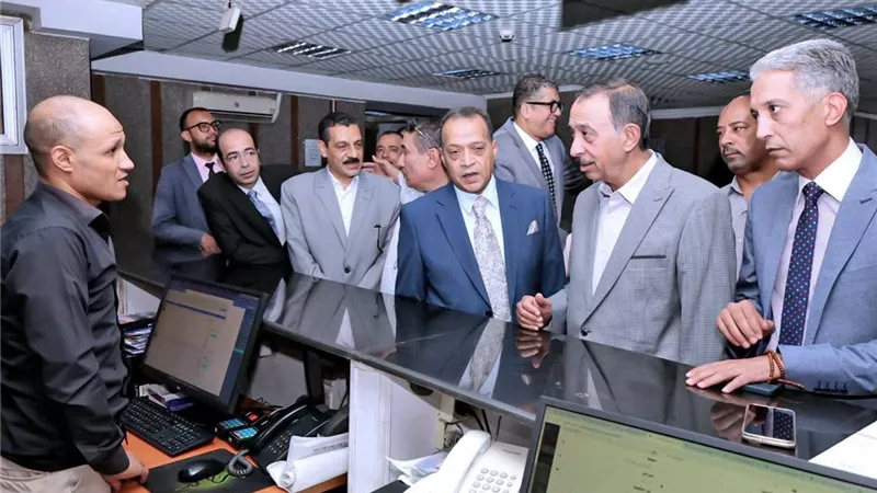 محافظ سوهاج يفتح ملف الاستثمار مع التجار.. و500 ألف جنيه لدعم الأسر الأكثر احتياجًا