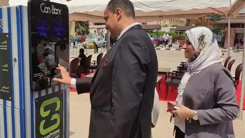 «ارميها وخد فلوس».. ماكينات ذكية في الدقي تحول الزجاجات والكانز إلى رصيد
