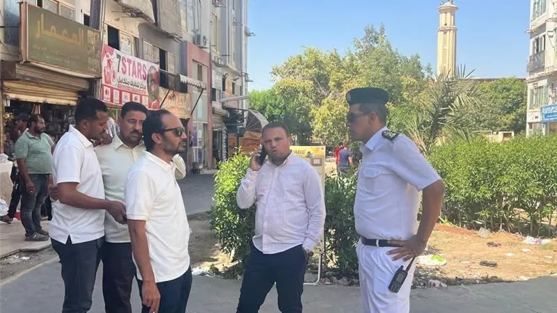«الرصيف للمارة.. ولا مكان للإشغالات المخالفة».. حملات صباحية حاسمة في الشيخ زايد