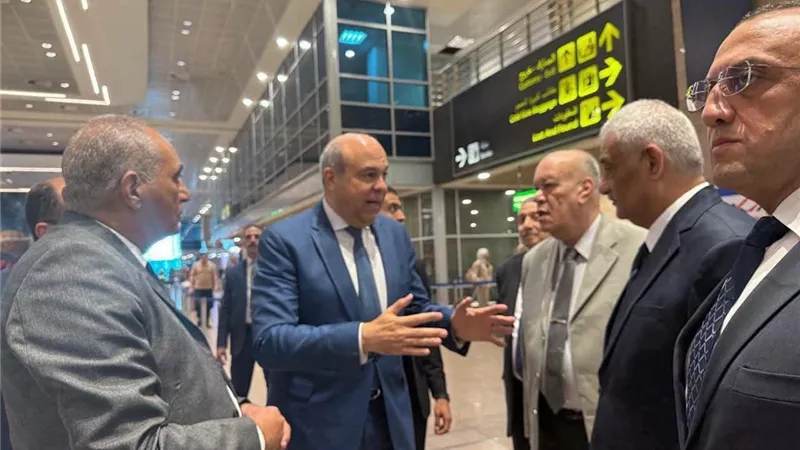 وزير الطيران يتفقد مطار القاهرة ويوجه بتسريع إجراءات الركاب خلال ذروة التشغيل