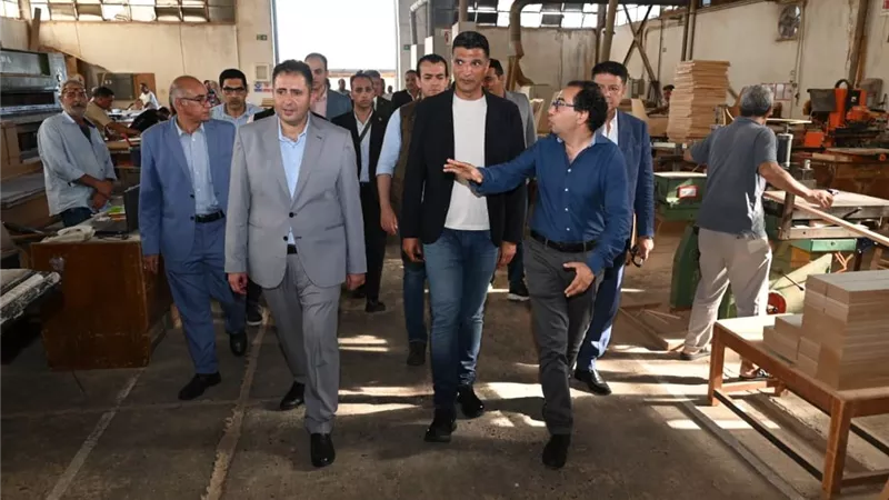 وزير الصناعة يتفقد 4 مصانع بدمياط ويعلن تيسيرات جديدة لدعم المستثمرين