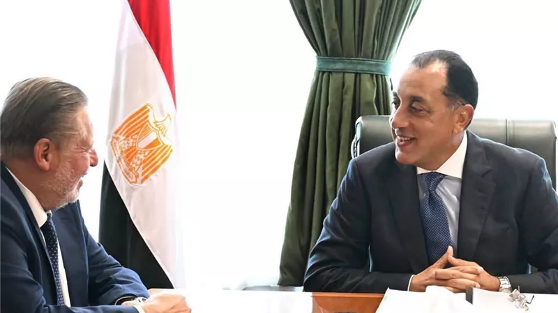 مدبولي ومحافظ البنك المركزي يبحثان ملفات الاقتصاد.. وتطورات الاحتياطي والتضخم والهوية الرقمية