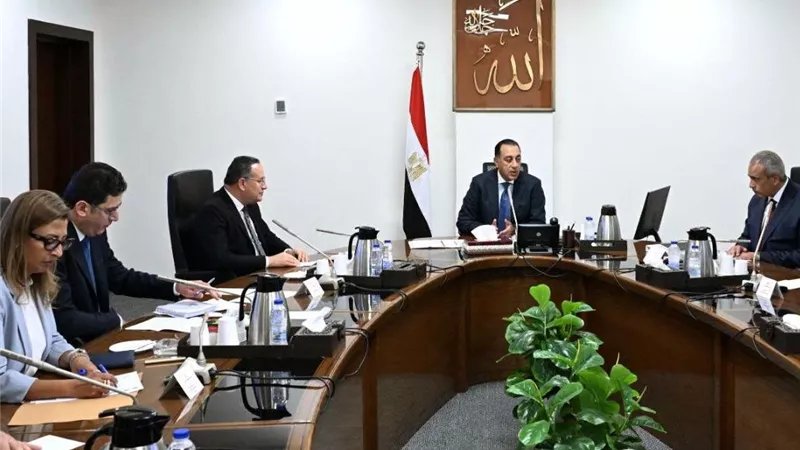 رئيس الوزراء يوجه بإتاحة المزيد من التيسيرات والمحفزات للطلاب الوافدين