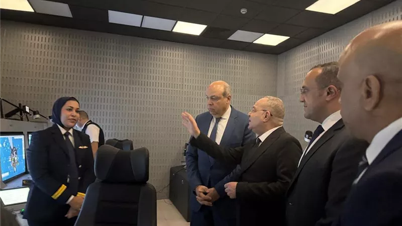 وزير الطيران يتابع التشغيل التجريبي للأنظمة الرادارية الحديثة بمطار القاهرة الدولي