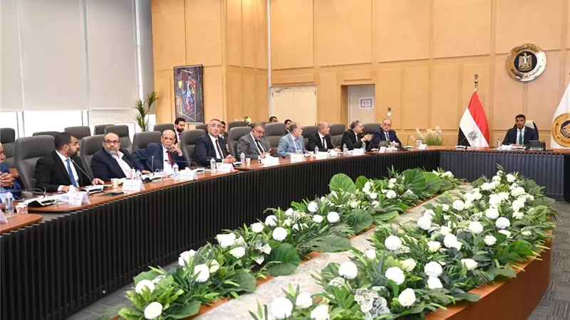وزير الصناعة يبحث مع غرفة مواد البناء خفض تكاليف الإنتاج وزيادة الصادرات