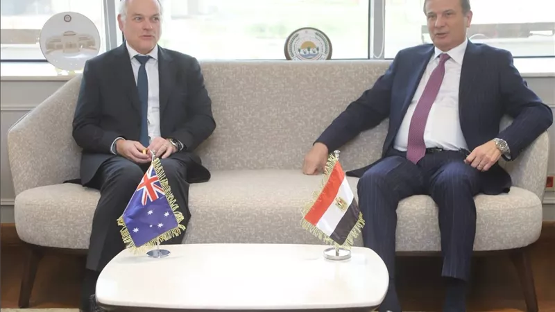 وزير الزراعة يبحث مع السفير الأسترالي تعزيز التعاون في الأمن الغذائي والزراعة الذكية