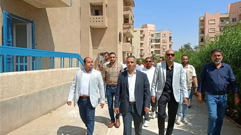 نائب رئيس هيئة المجتمعات يتابع أعمال تجهيز عمارات المطروحة للإيجار التمليكي بمدينة الشروق