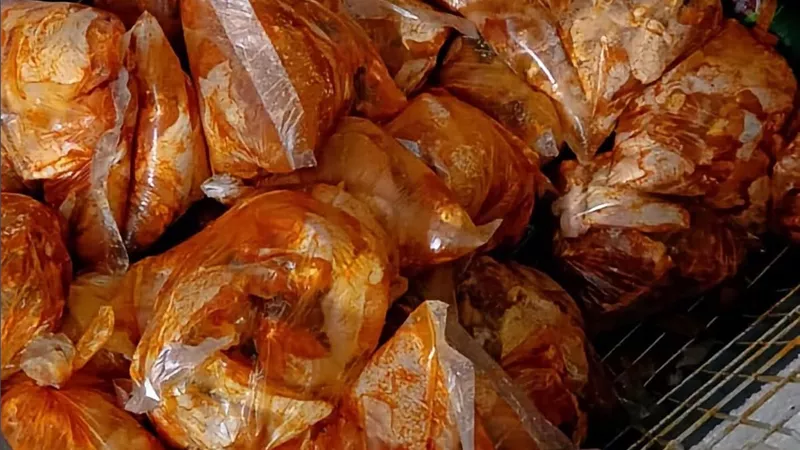 ضبط أكثر من ربع طن دجاج تظهر عليه علامات الفساد داخل مطعم بطنطا