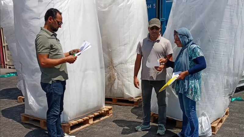 ميناء الدخيلة يسرّع فحص الشحنات لدعم حركة التجارة وتعزيز كفاءة الإفراج