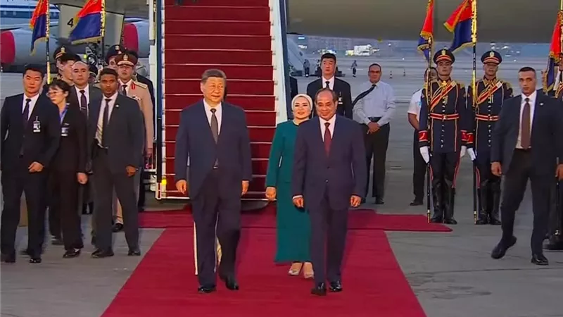الرئيس السيسي يستقبل نظيره الصيني شي جينبينج في القاهرة وسط حفاوة شعبية