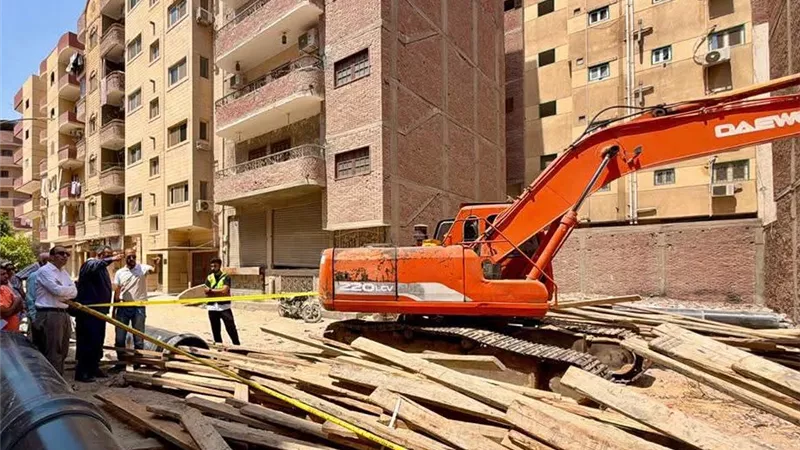 نائب محافظ الإسماعيلية ورئيس مياه القناة يتابعان تطوير منظومة الصرف بأرض الجمعيات