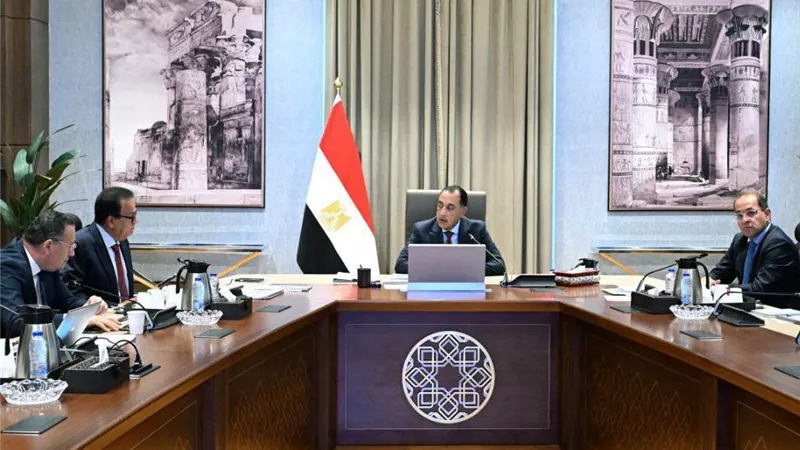 رئيس الوزراء يتابع توافر الأدوية والمستلزمات الطبية بمختلف المستشفيات