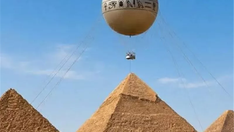 منطاد فوق أهرامات الجيزة.. مشروع جديد يتيح للسائحين مشاهدة المنطقة الأثرية من السماء