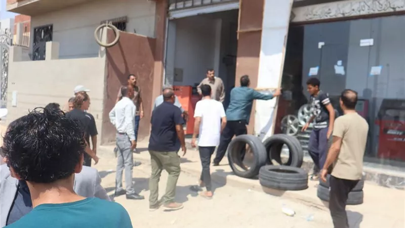 حملات مكثفة لرفع الإشغالات.. جهاز حدائق العاشر يواصل فرض الانضباط بأحياء المدينة