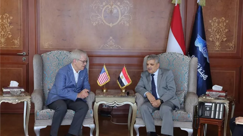 أسامة ربيع يبحث مع القائم بأعمال السفير الأمريكي تعزيز التعاون بقناة السويس