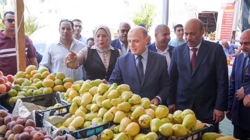 محافظ الغربية يتابع سوق اليوم الواحد ويؤكد استمرار خفض الأسعار وتوفير السلع للمواطنين