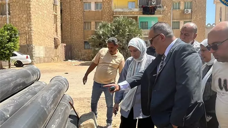 رئيس مياه القناة يتابع إحلال وتجديد خط صرف صحي بطول 1300 متر بالسويس