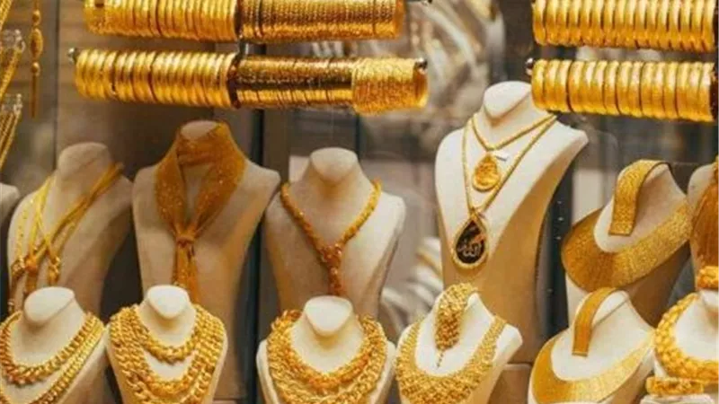 الذهب يتجاوز4400 دولار بدعم التوترات وسط ضغوط الفائدة الأمريكية وتراجع الدولار عالميًا