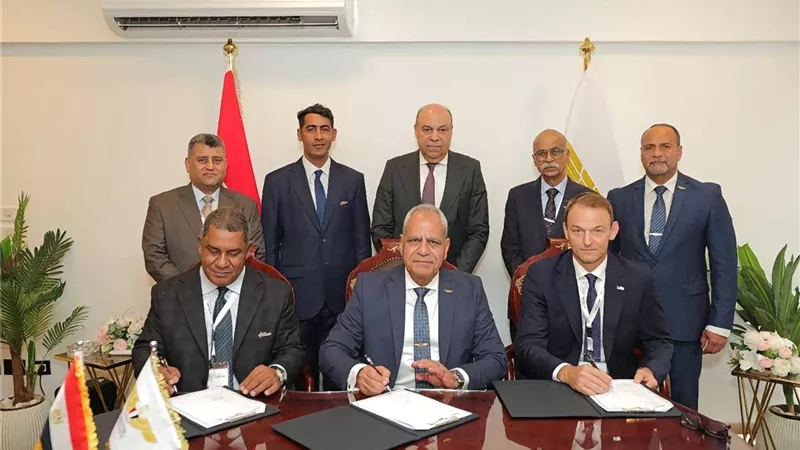 وزير الطيران يشهد توقيع عقد توريد 10 طائرات تدريب جديدة للأكاديمية المصرية لعلوم الطيران