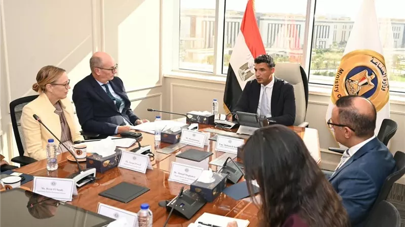 وزير الصناعة يبحث مع البنك الأوروبي دعم الطاقة المتجددة وترشيد المياه وتمويل المشروعات الصغيرة
