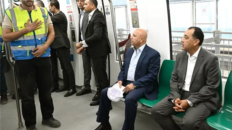 مدبولي يتفقد مشروعات النقل الجماعي الأخضر بالقاهرة والجيزة ويتابع تنفيذ مونوريل غرب النيل