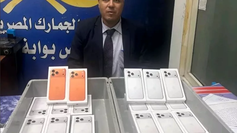 جمارك مطار سوهاج تحبط تهريب 19 هاتف آيفون 17 برو ماكس.. والتعويضات 1.18 مليون جنيه