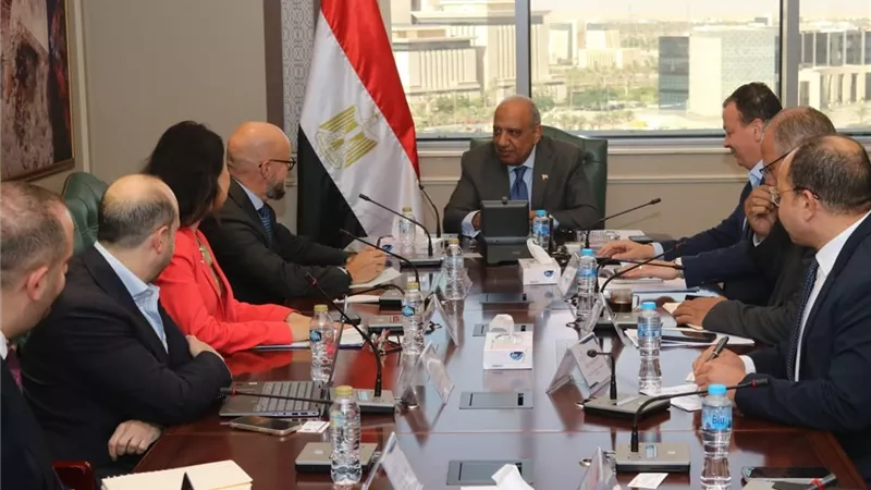 وزير الكهرباء يبحث مع البنك الآسيوي تعزيز الاستثمارات في مشروعات الطاقة