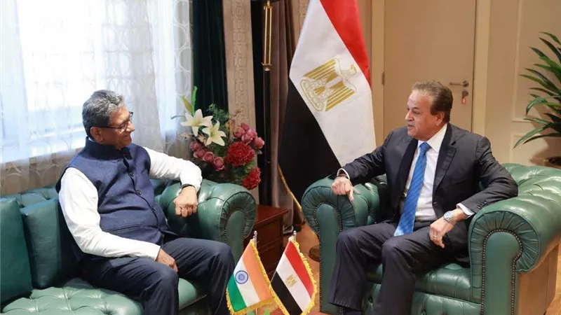 وزير الصحة يبحث مع السفير الهندي زيادة الاستثمارات الدوائية ونقل التكنولوجيا إلى مصر