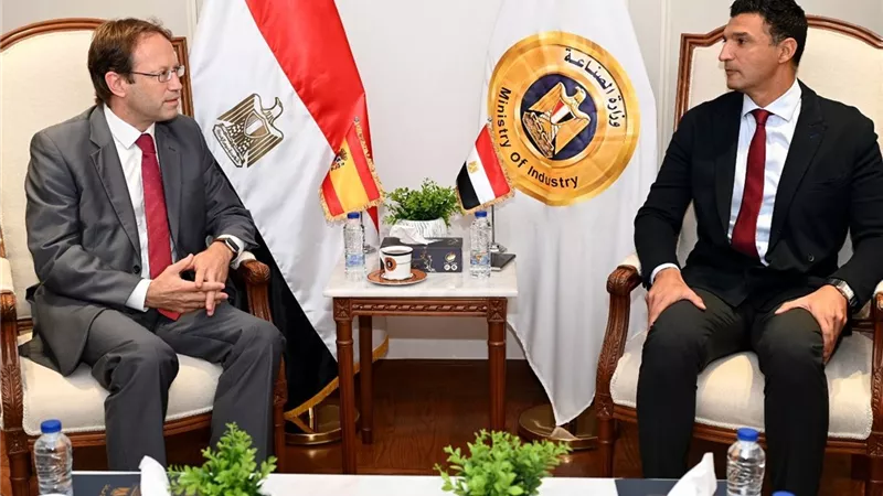 وزير الصناعة يبحث مع سفير إسبانيا لدى مصر سبل تعزيز التعاون الصناعي المشترك