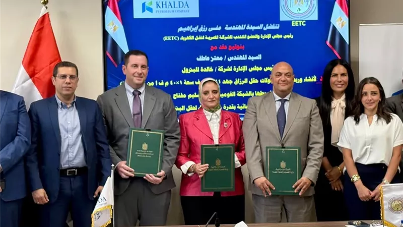 نقل الكهرباء توقع عقدًا لإنشاء وربط محطة محولات حقل الرزاق