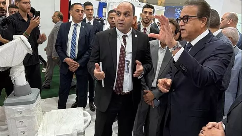 وزير الصحة يتفقد جناح الفجر ميديكال بمعرض EGY HEALTH ويبحث دعم المنتج المحلي