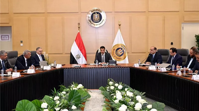 وزير الصناعة: خارطة طريق جديدة لقطاع الأسمنت لتحقيق استقرار السوق وزيادة الصادرات