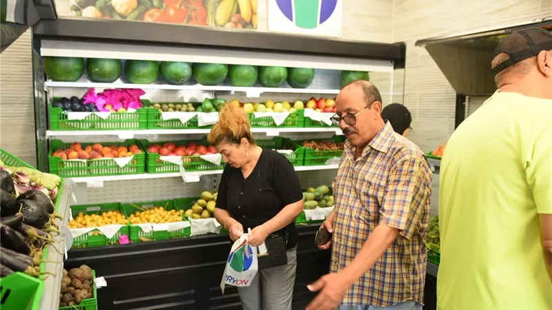 إقبال على فروع كاري أون بدير الملاك.. تخفيضات تبدأ من 25%