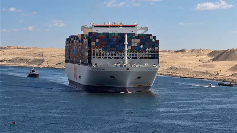 قناة السويس تستقبل سفينة OOCL PORTUGAL العملاقة وعودة COSCO للعبور