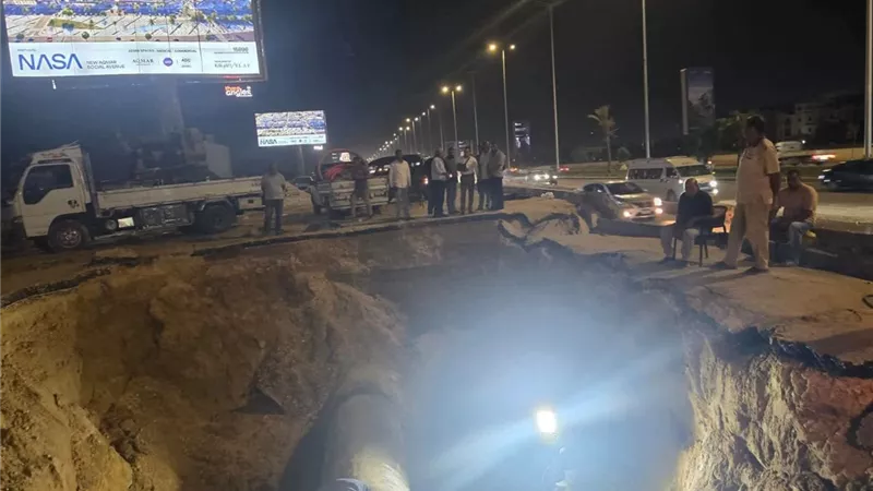 جهاز مدينة 6 أكتوبر: الانتهاء من إصلاح كسر خط المياه بطريق الواحات وعودة الحركة المرورية لطبيعتها