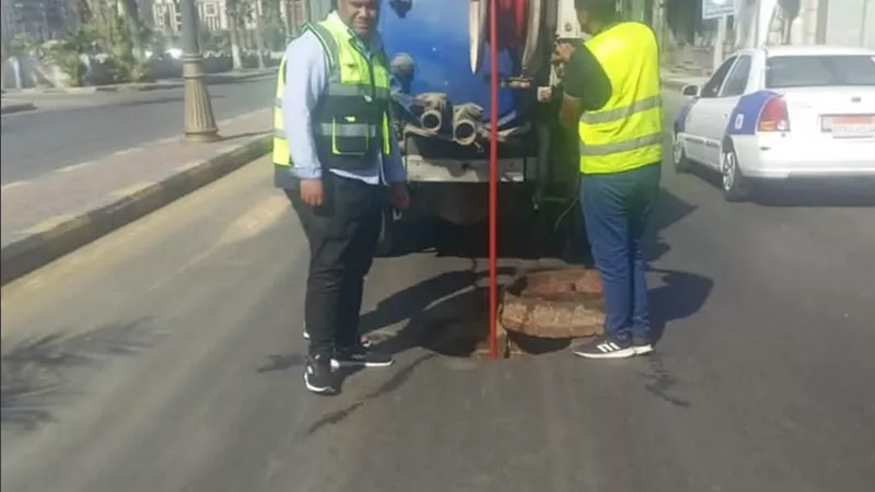 مياه القناة تواصل أعمال تطهير شبكات الصرف الصحي بحي الشرق في بورسعيد