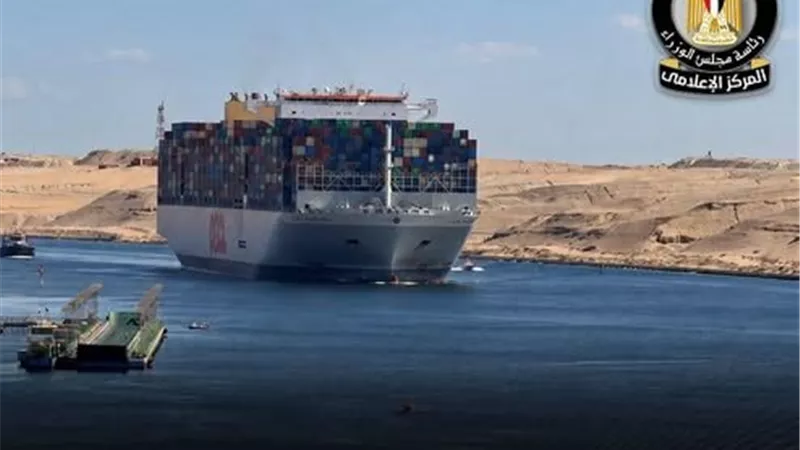 عودة COSCO SHIPPING للعبور بقناة السويس.. سفينة عملاقة بحمولة 247 ألف طن
