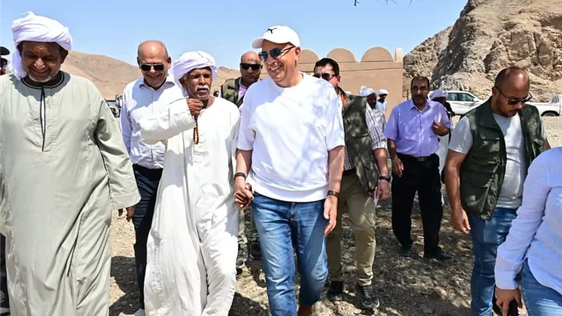 وزير الري يتفقد منشآت الحماية من السيول بمرسى علم ويبحث استغلال المياه المحجوزة