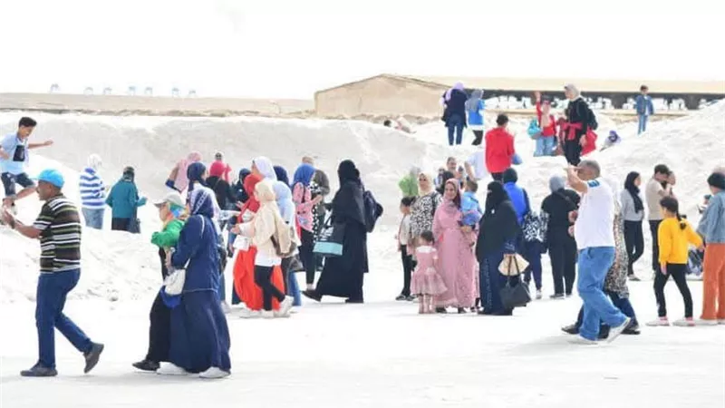 إقبال كبير على جبال الملح وسوق الأسماك الجديد ببورسعيد خلال عطلة نهاية الأسبوع