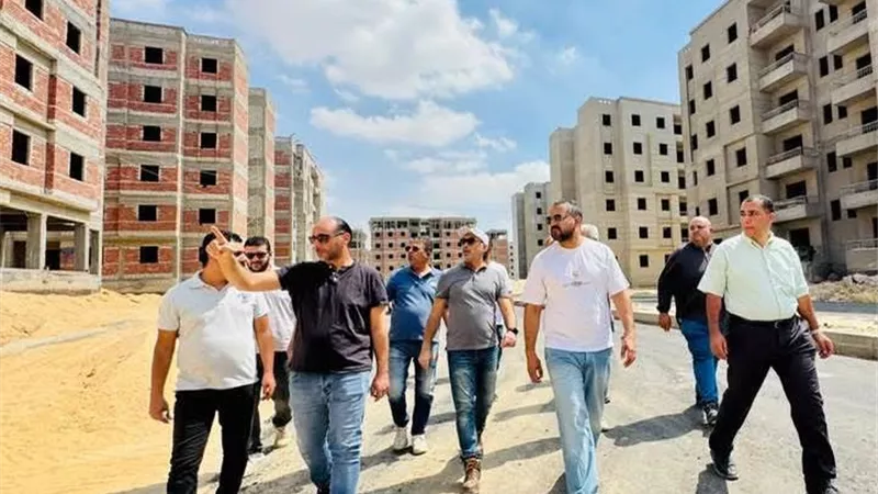 مساعد نائب رئيس المجتمعات العمرانية يتابع تنفيذ مشروعات «سكن لكل المصريين» بالعبور الجديدة